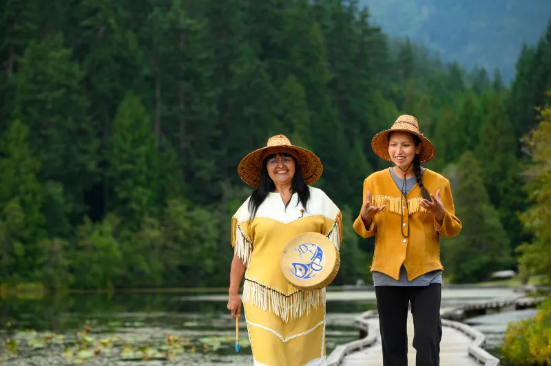 Réserver un voyage auprès dâune agence gérée par des autochtones est un très bon moyen de découvrir la culture canadienne Réserver un voyage auprès dâune agence gérée par des autochtones est un très bon moyen de découvrir la culture canadienne