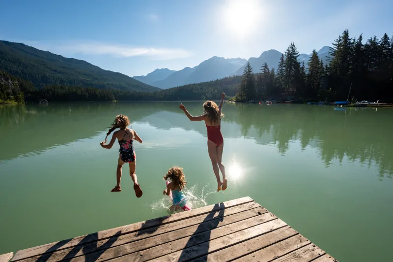 Le Canada est si vaste que le visiteur doit se préparer à différents climats Le Canada est si vaste que le visiteur doit se préparer à différents climats